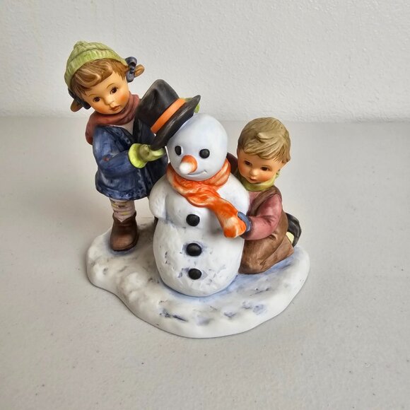 "Crowning Touch" Goebel Berta Hummel '99 Figure BH 82 Orig Open Box Cert Of Auth - Picture 2 of 10